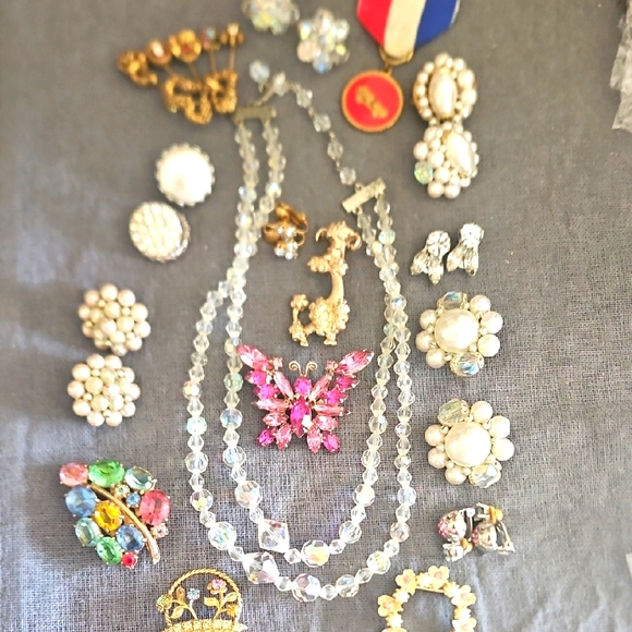 Mid-Century Wearable Jewelry Lot Aurora Borealis, Brooches, Earrings Necklace - Picture 1 of 8